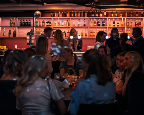 Spillpakker - Bar i første etasje, med mange sitteplasser.