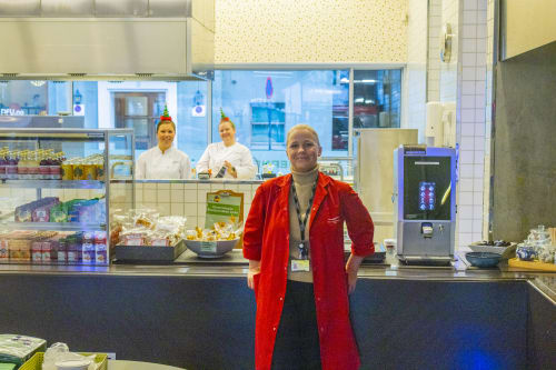 serveringsstedet "Kafè Hjerneføde" i 1.etg - Velkommen til oss!