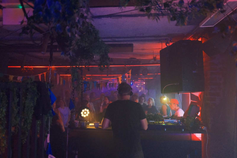 DJ og dansegulv på stor firmafest