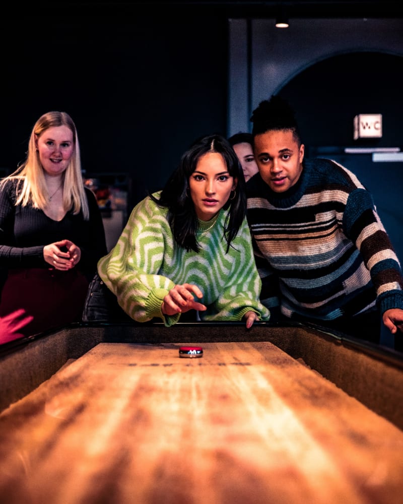 Spillbaren Barcode i Bjørvika, Oslo — shuffleboard og dart til firmafest
