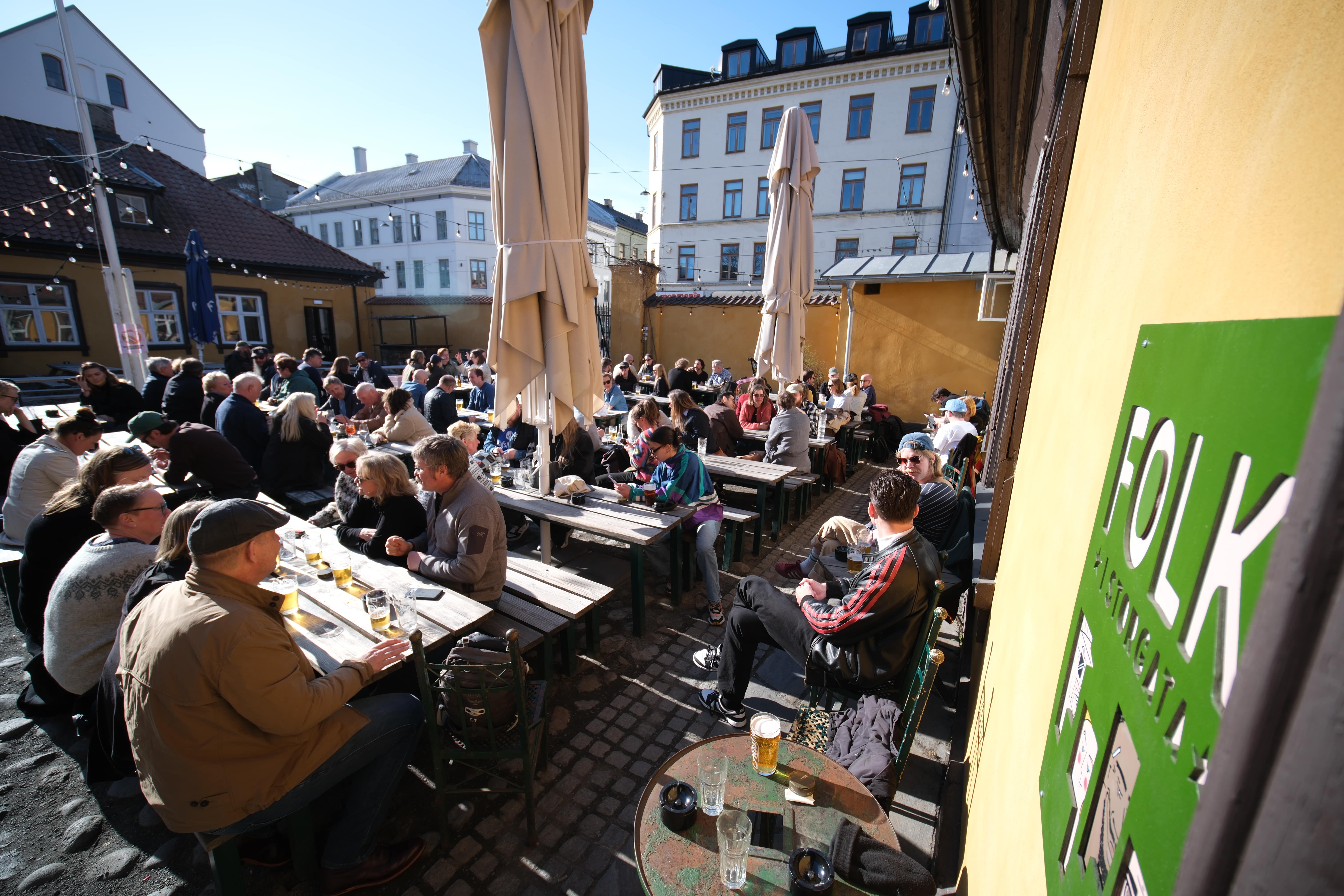 Folk Bakgården i Storgata — historisk bakgård med rosebusker