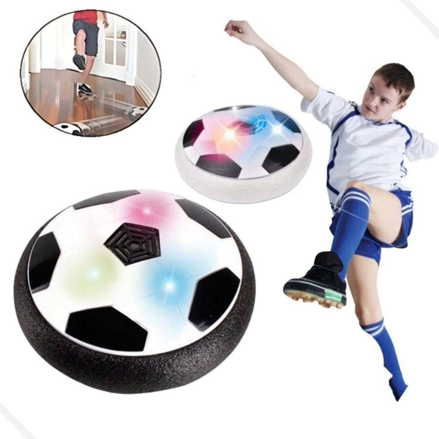 Criança brincando com bola flutuante Flat Ball dentro de casa