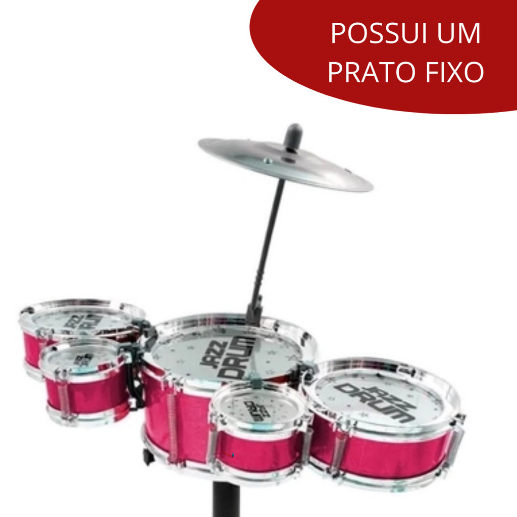 Criança brincando com mini bateria musical