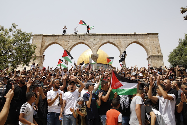 Protestors attack Jerusalem mufti, kick him out of mosque during his Friday sermon while chanting Hamas slogans Protestors attack Jerusalem mufti, kick him out of mosque during his Friday sermon while chanting Hamas slogans