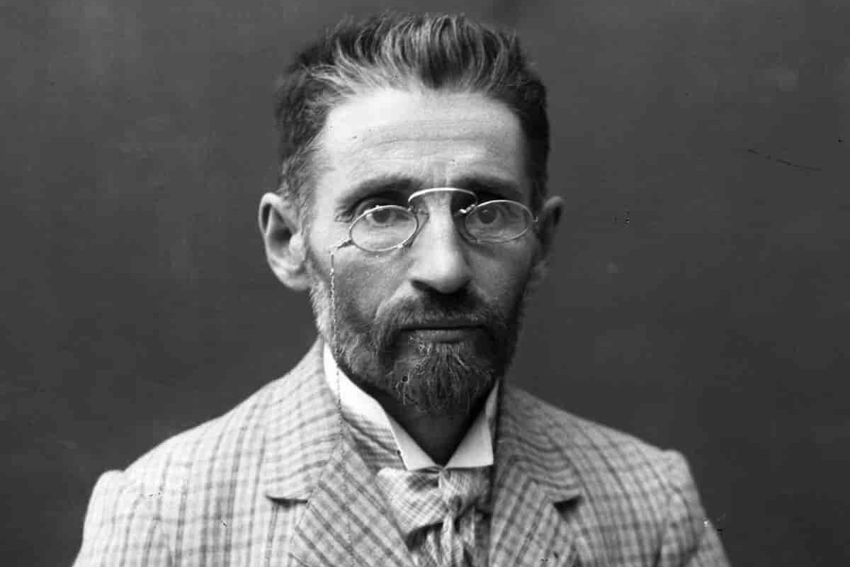 Eliezer Ben Yehuda at work reviving the Hebrew language (Photo: Israel National Library)