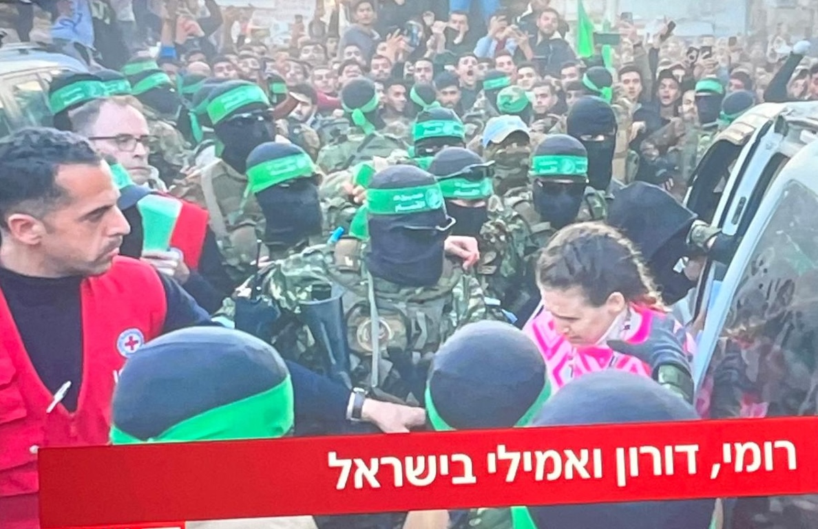 Israelis cheer as the army helicopter carrying the three hostages from Hamas captivity as part of a deal between Israel and Hamas, at Tel HaSHomer medical center, January 19, 2025. (Photo by Yonatan Sindel/Flash90)