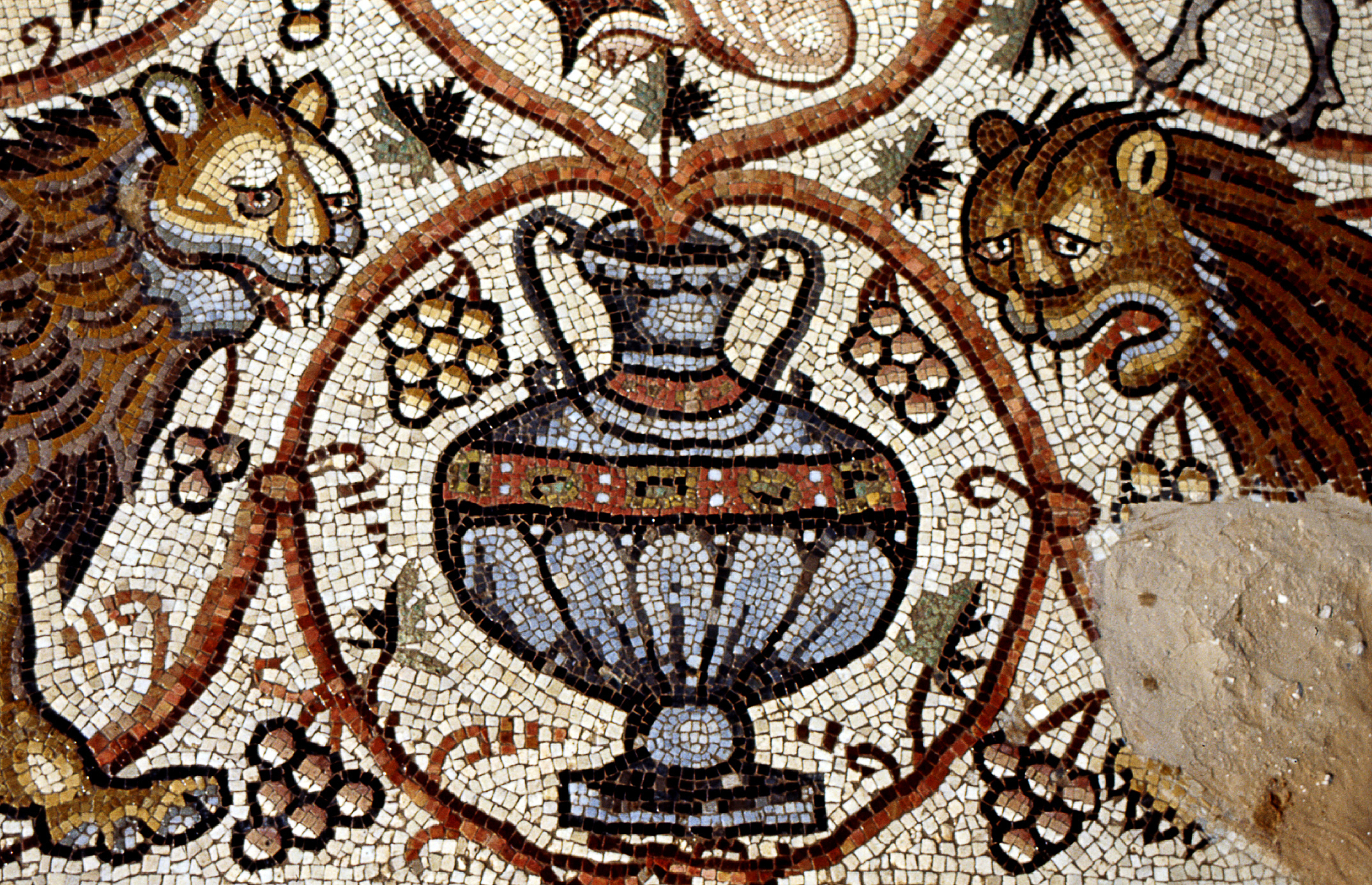Das Mosaik ist mit Jagdszenen, Tieren und Szenen aus dem Alltag verziert. (Foto: Emil Aladjem/Israelische Altertumsbehörde)