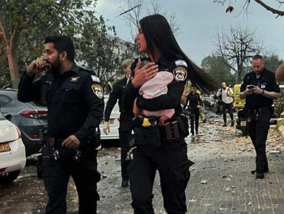 Israeli security and rescue forces at the scene where a ballistic missile fired from Iran hit and caused damage in Rishon LeZion, June 14, 2025. Photo by Flash90