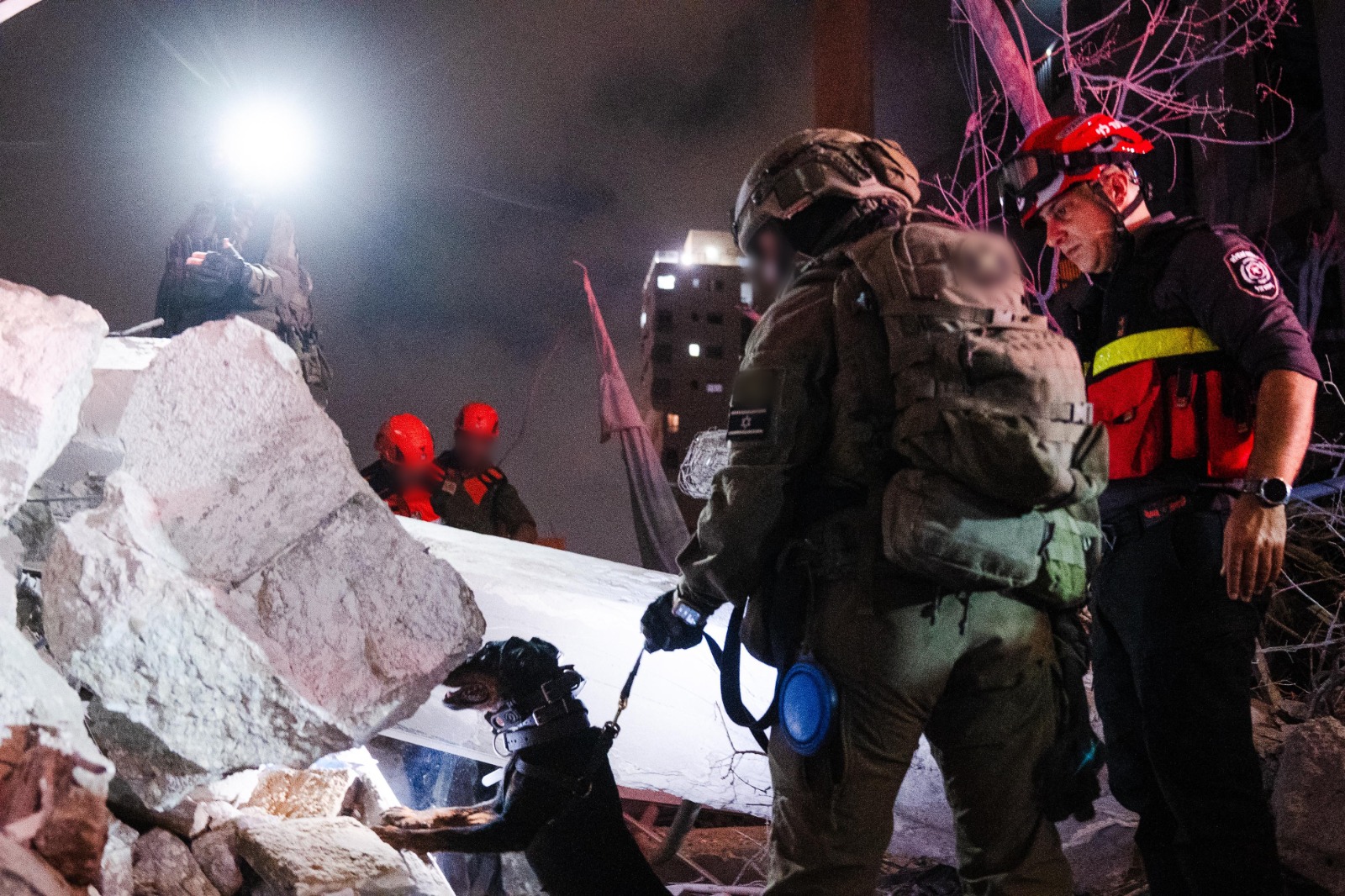 Home Front Command forces at the scene where a ballistic missile fired from Iran hit and caused damage in Bat Yam, central Israel. June 15, 2025. (Photo: Chaim Goldberg/Flash90)
