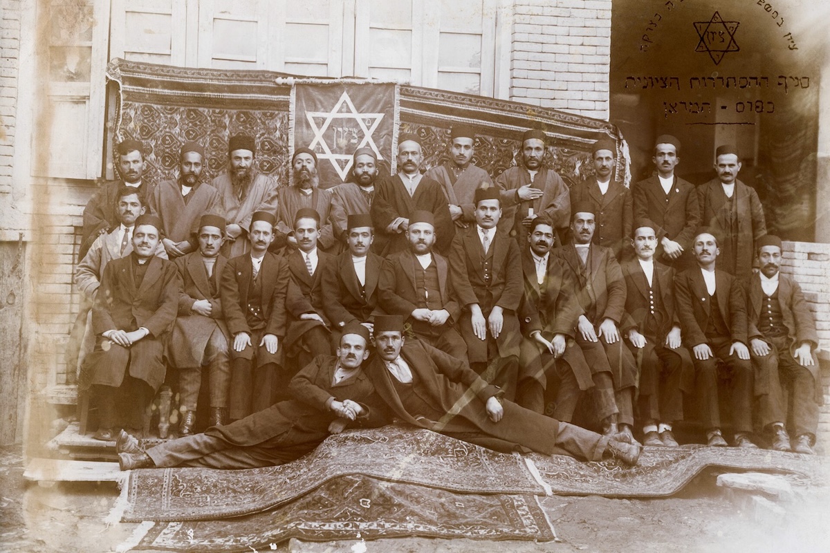 Iranian Jews pray at the Yousefabad Synagogue in Tehran November 23, 2006. (Photo: REUTERS/Raheb Homavandi)