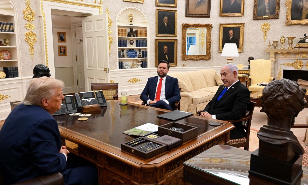 Israeli Prime Minister Benjamin Netanyahu (left) poses with US President Donald J. Trump in the Oval Office during Netanyahu's visit to discuss the next moves regarding Iran. Credit: GPO