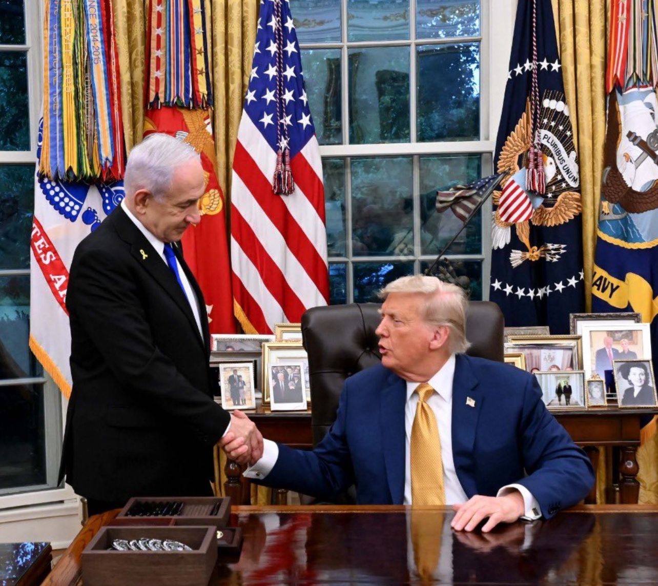 Israeli Prime Minister Benjamin Netanyahu (left) poses with US President Donald J. Trump in the Oval Office during Netanyahu's visit to discuss the next moves regarding Iran. Credit: GPO
