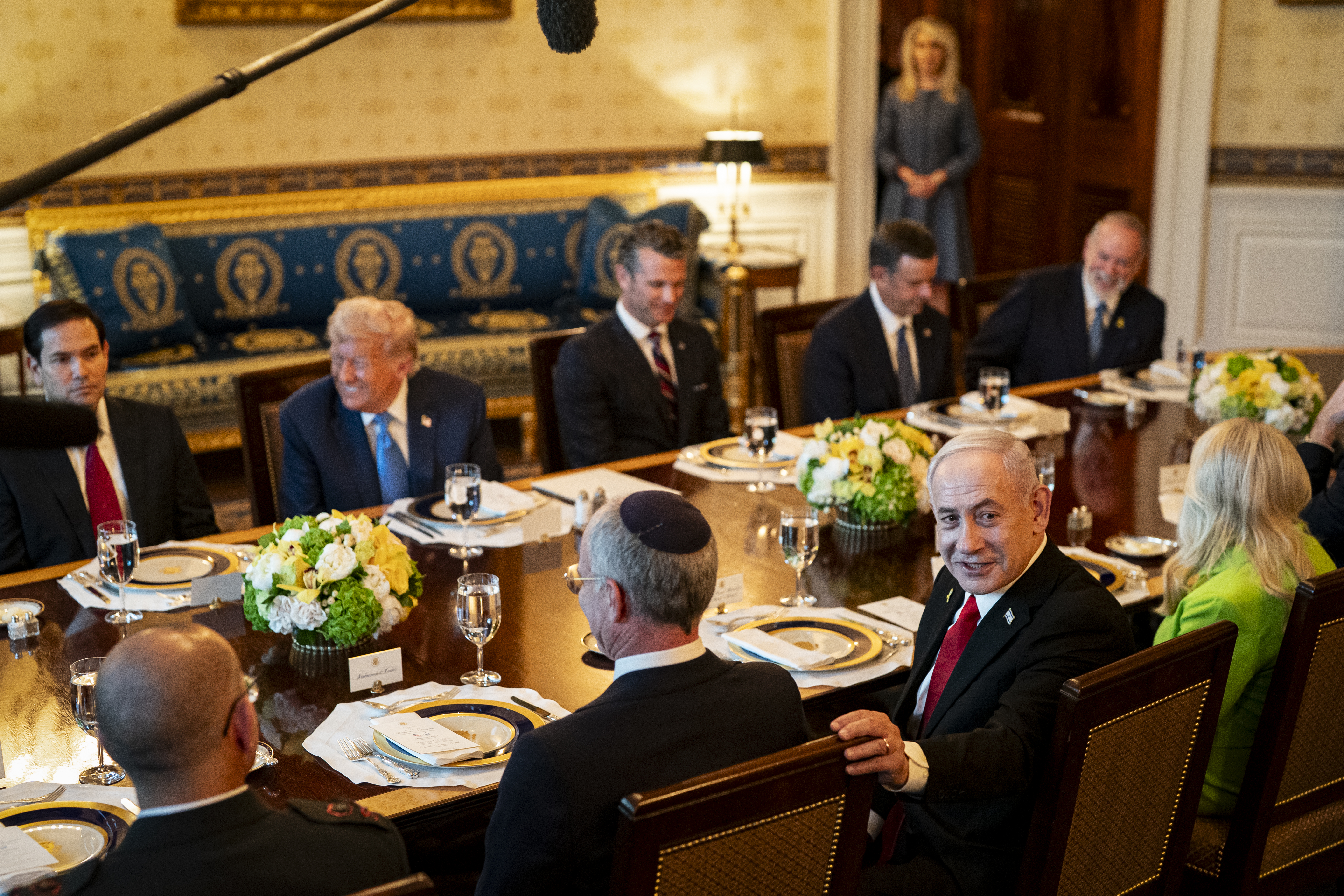 Mike Huckabee, ambassadeur américain en Israël, à droite, John Ratcliffe, directeur de la Central Intelligence Agency (CIA), au centre, lors d'un dîner avec le président américain Donald Trump, à gauche, et le Premier ministre israélien Benjamin Netanyahu, non représenté, dans la Salle bleue de la Maison Blanche à Washington, DC, États-Unis, le lundi 7 juillet 2025. Photographe : Al Drago/Pool/Sipa USA