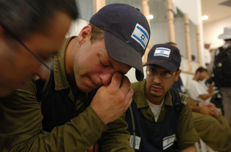 Jewish settlers confront Israeli security forces during the evacuation of Kfar Darom, one of the settlements in the Gush Katif bloc in the Gaza Strip, August 18, 2005. (Photo: Yossi Zamir/Flash90)