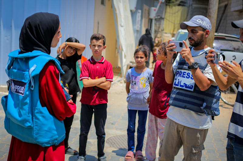 Palestinians receive meals from volunteers in Gaza City, July 25, 2025. (Photo: Ali Hassan/Flash90)