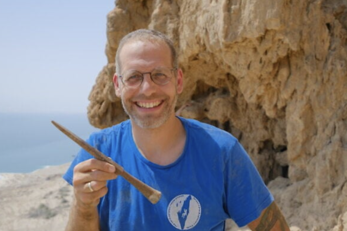 Archäologen bei Ausgrabungen in der Höhle, in der eine aramäische Inschrift und vier römische Schwerter in der Judäischen Wüste entdeckt wurden, mit Blick auf das Tote Meer. (Foto: Oriya Amichai/Israelische Altertumsbehörde)