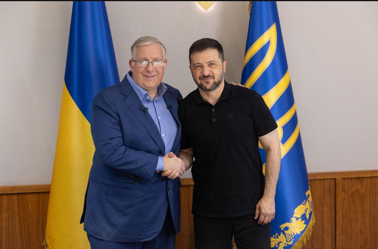 Джоэл С. Розенберг (слева) беседует с президентом Украины Владимиром Зеленским в президентском комплексе в Киеве