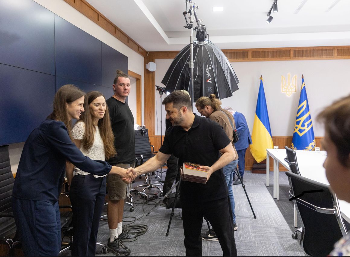 Джоэл С. Розенберг (слева) беседует с президентом Украины Владимиром Зеленским в президентском комплексе в Киеве
