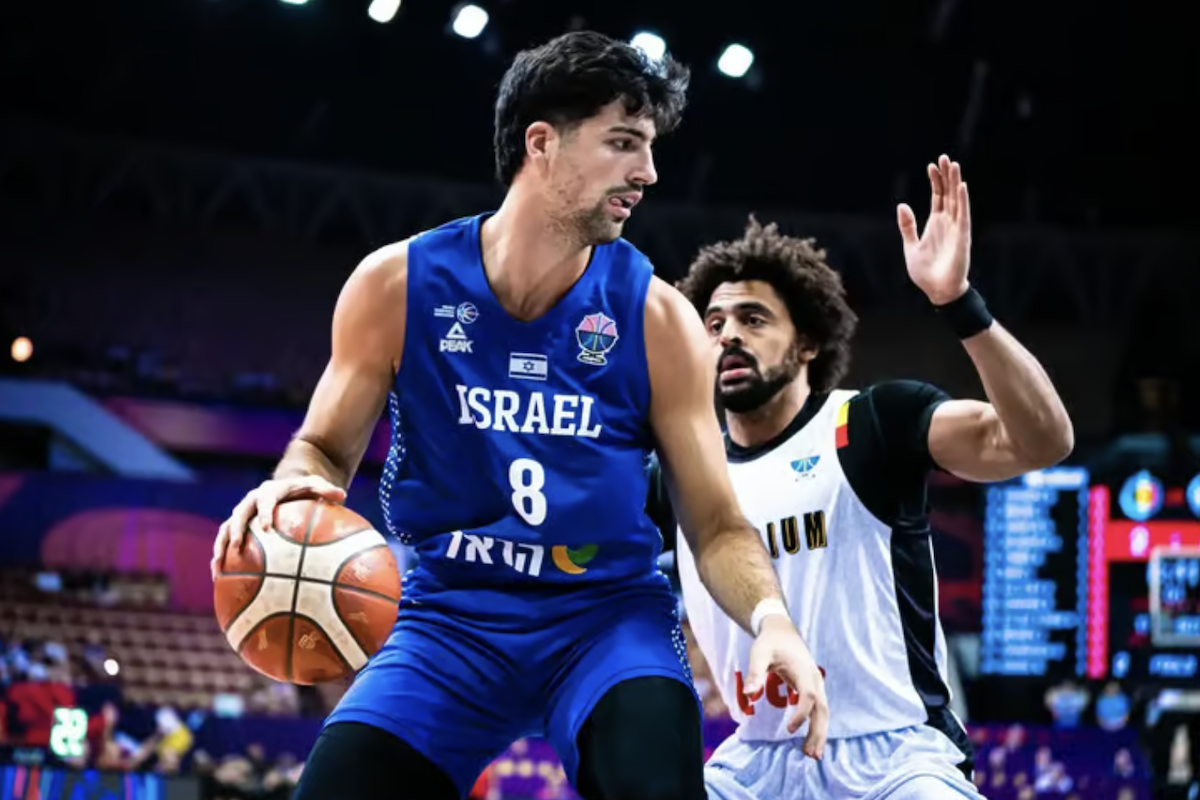 Israeli basketball players celebrate victory over Belgium (Photo: FIBA)