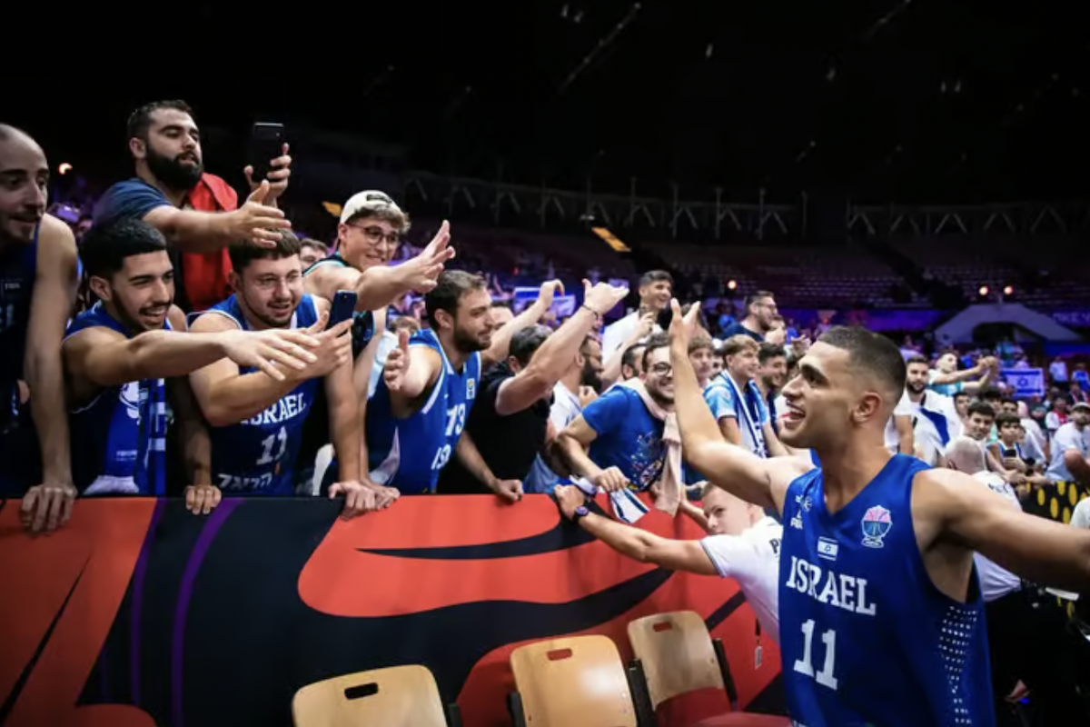 Israeli basketball players celebrate victory over Belgium (Photo: FIBA)