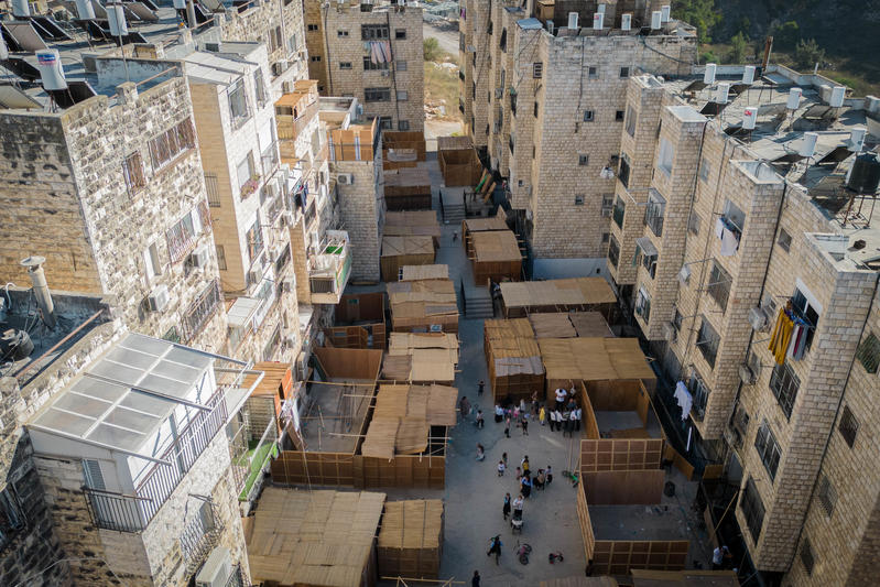 Des hommes juifs se couvrent de shwals de prière pendant Souccot sur un belvédère du Mont des Oliviers, surplombant la vieille ville de Jérusalem, le 23 octobre 2024. Photo : Yonatan Sindel/Flash90