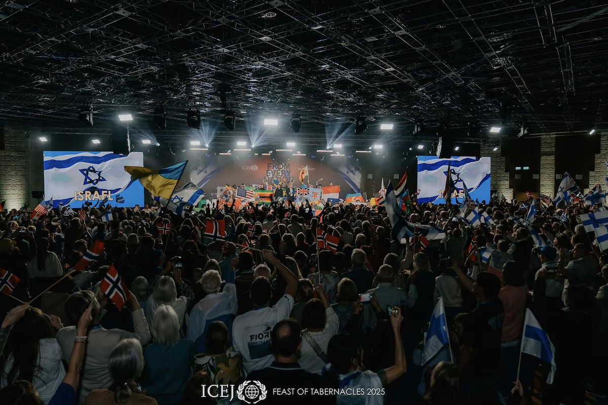 Le Président Herzog accueille les sympathisants chrétiens lors de la célébration de la Fête du Tabernacle de l'ICEJ à Jérusalem, le 8 octobre 2025 (Photo : ICEJ)