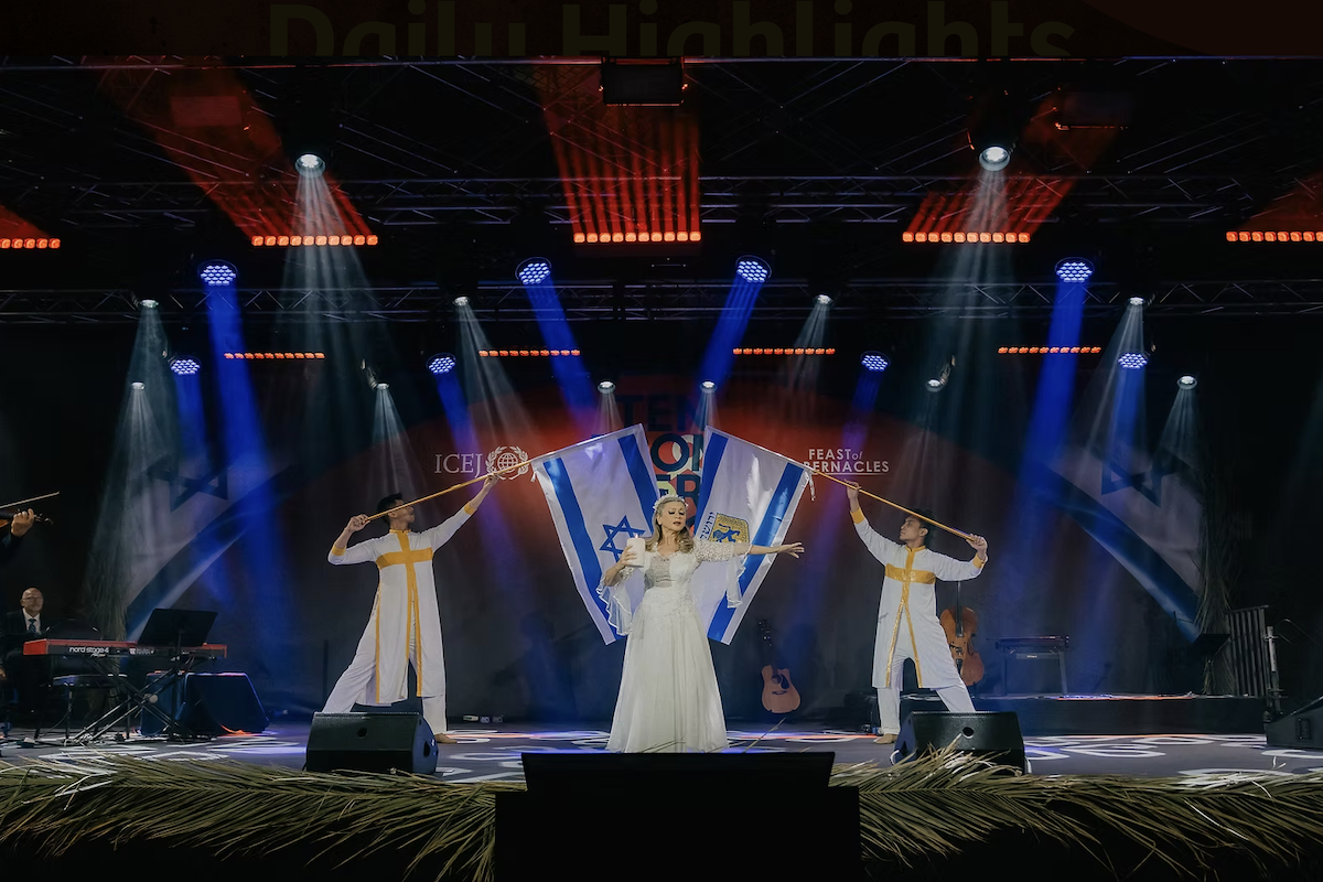 Le Président Herzog accueille les sympathisants chrétiens lors de la célébration de la Fête du Tabernacle de l'ICEJ à Jérusalem, le 8 octobre 2025 (Photo : ICEJ)