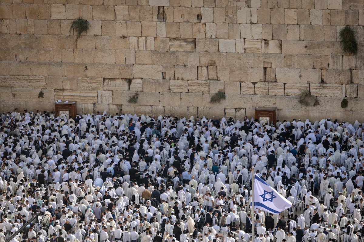 Des fidèles juifs prient au Mur occidental, le site de prière le plus sacré du judaïsme, dans la vieille ville de Jérusalem, pendant la bénédiction sacerdotale Cohen Benediction lors de la fête juive de Sukkot, le 9 octobre 2025. (Photo : Chaim Goldberg/Flash90)