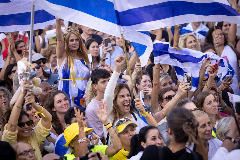 Thousands of Israelis gather at Hostage Square to celebrate the return of the hostages, October 13, 2025. (Photo: Matanya Tausig/Flash90)
