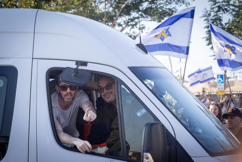 Ariel and David Cunio with their family en route to the hospital onboard an IAF helicopter, Oct. 13, 2025. (Photo: IDF Spokesperson)