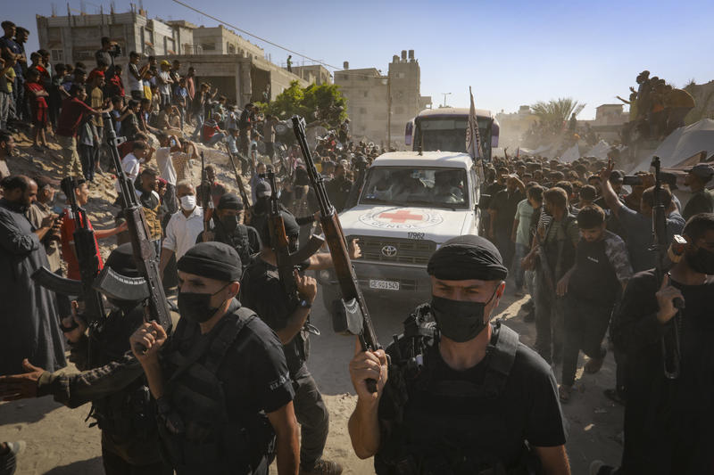 Freed Palestinian prisoners look out of a bus after they were released by Israel as part of a hostages-prisoners swap and a ceasefire deal between Hamas and Israel, in Khan Younis in the southern Gaza Strip, October 13, 2025. (Photo: REUTERS/Mahmoud Issa)