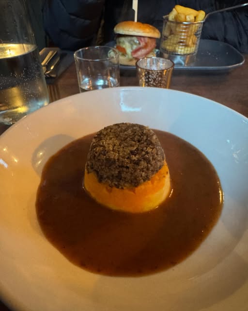 Retten “haggis” menes at stamme fra det middelalderlige engelske ord haggen eller hagese, som betyder “at hakke” eller “at skære i småsty…