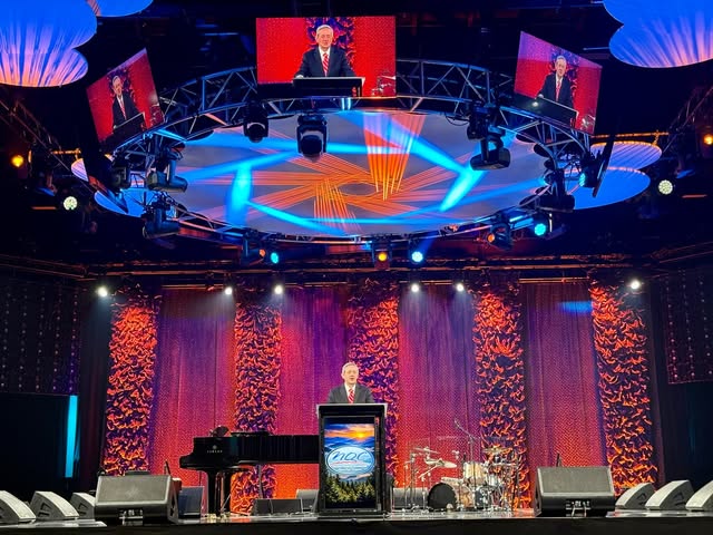 So enjoyed being with 8,000 music fans once again at the National Quartet Convention in Pigeon Forge, TN.
After preaching my message I…