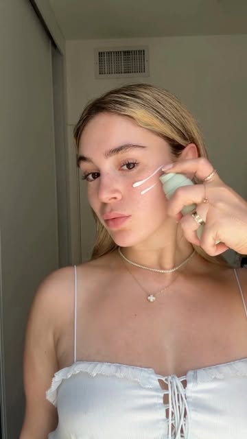 Get ready with @danielleraz_ ✨