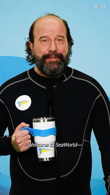 We teamed up with 𝘚𝘵𝘳𝘢𝘯𝘨𝘦𝘳 𝘛𝘩𝘪𝘯𝘨𝘴 actor and comedian @brettgelman for a hilariously disturbing SeaWorld employee training v…