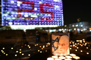 Israelis light candles, as part of a display of 25,000 memory candles in honor of the 25th Memorial Day for the assassination of late Prime Minister Yitzhak Rabin, at Rabin Square in Tel Aviv, October 29, 2020. (Photo: Tomer Neuberg/Flash90)