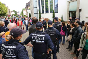 The police intervene and remove a participant from the event after he is alleged to have spread pro-Palestinian ideas during the human chain around the synagogue. An 18-year-old from Weinheim has been arrested for allegedly planning a deadly attack on visitors to the synagogue. He is said to have discussed a knife attack on visitors to the synagogue online with a 24-year-old man who is also already in custody. May 25, 2024 (Photo: Dieter Leder/DPA via Reuters)
