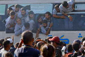 Freed Palestinian prisoners look out of a bus after they were released by Israel as part of a hostages-prisoners swap and a ceasefire deal between Hamas and Israel, in Khan Younis in the southern Gaza Strip, October 13, 2025. (Photo: REUTERS/Mahmoud Issa)