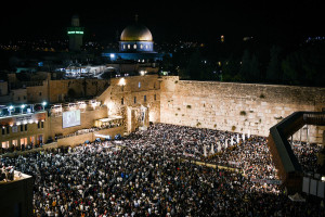 People praying for forgiveness (slichot), at the Western Wall in the Old City of Jerusalem, early on Sept. 25, 2022, on the eve of the Jewish holiday of Rosh Hashanah. (Photo: Arie Leib Abrams/Flash90)