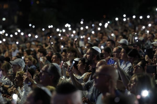 Australians honor victims of Bondi Hanukkah attack with candlelight vigil