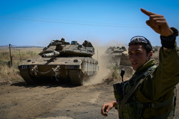 soldiers-with-tanks-near-gaza-2.jpg