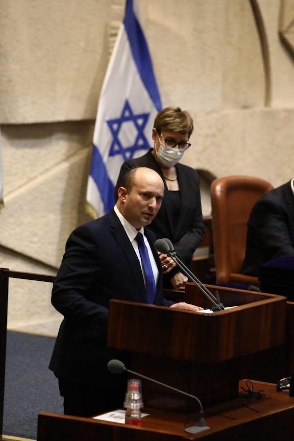 Prime Minister Naftali Bennett with his wife, Gilat, and their four children, Yoni, Michal, Avigail and David (Photo: Avi Mayer Twitter feed)