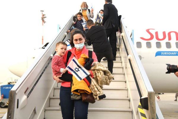 Ethiopian Jews arrive in Israel as a part of the government initiative Operation Zur Israel (Photo: Maayan Hoffman)