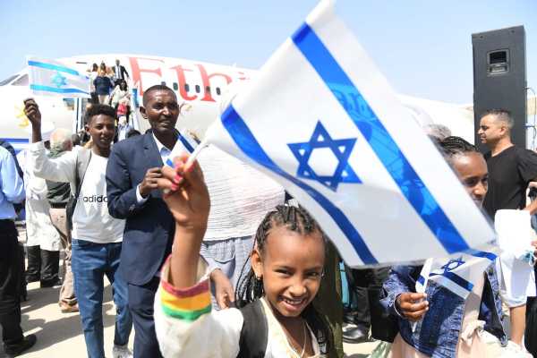 Ethiopian Jewish immigrants arrive in Israel (Photo: Maxim Dinshtein)