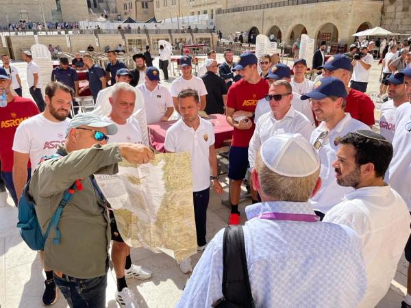 A.S. Roma Football club players visit the Western Wall, in Jerusalem's Old City, ahead of a friendly match against Tottenham in Haifa, July 29, 2022. (Photo: Yonatan Sindel/Flash90)