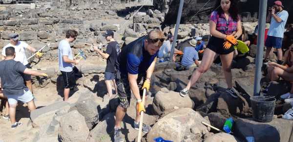 Tourists volunteering at an archaeology excavation in Israel (Photo: Israel Nature and Parks Authority)