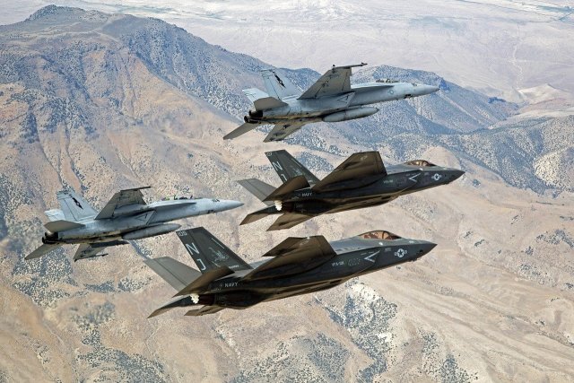 Military jets including F-35's above the desert (Photo: Pixabay)
