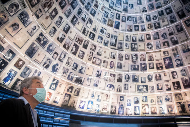 Yad Vashem Security guard stands at the empty Hall of Names in the Yad Vashem Holocaust Memorial Museum in Jerusalem on April 19, 2020. (Photo: Yonatan Sindel/Flash90)