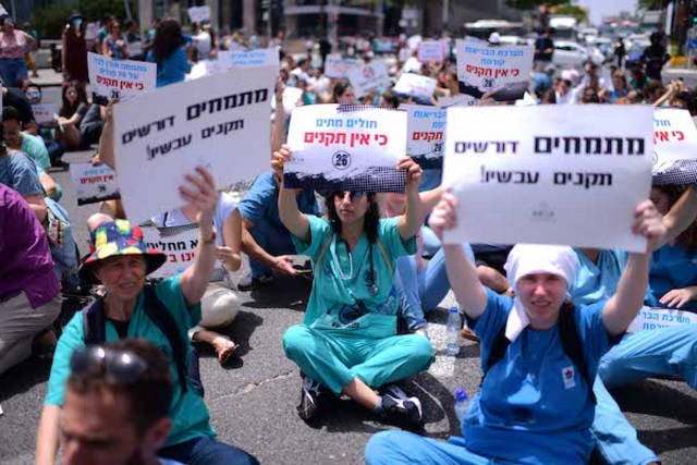 Medical interns demonstrate for better work conditions in Tel Aviv, May 10, 2021. (Photo: Tomer Neuberg/Flash90)