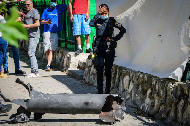 Israeli security forces at the scene where a fragment of a rocket fired from the Gaza Strip landed in south Tel Aviv, May 13, 2021. (Photo: Avshalom Sassoni/Flash90)